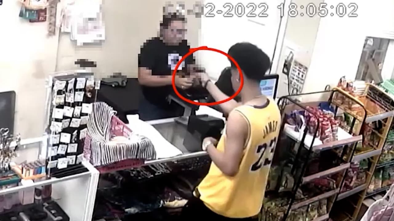 Hispana se abalanza sobre un ladrón para evitar que se lleve el dinero robado: todo queda grabado en video