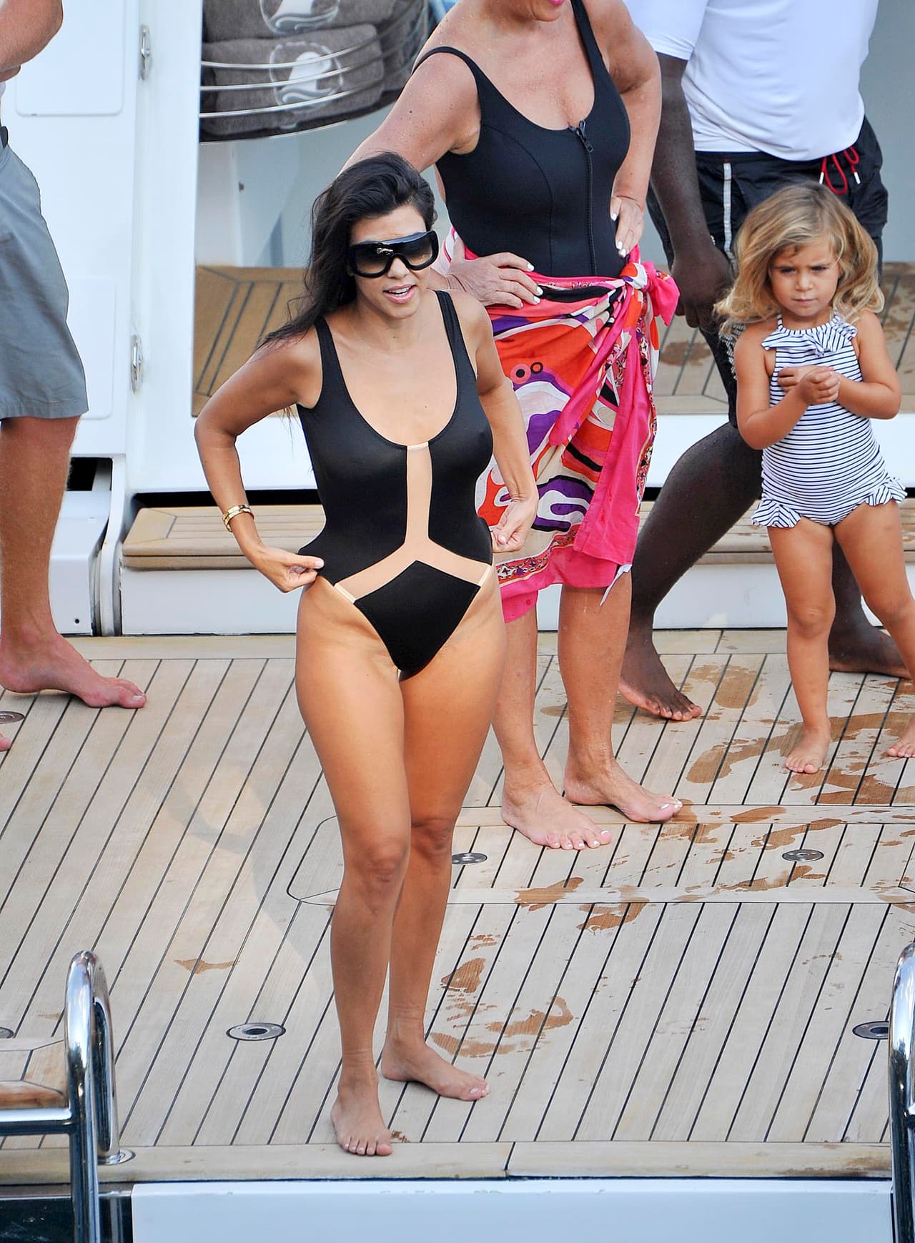 En un traje de baño negro con transparencias.