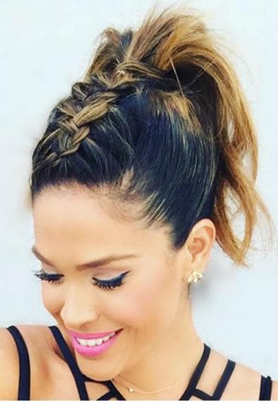 <a href="https://www.univision.com/shows/despierta-america/los-estilos-mas-chic-de-karla-martinez-que-te-inspiraran-para-lucir-espectacular-fotos" target="_blank">Karla</a> es afortunada al tener una estilista de cabecera: su madre, María Goretti. La dueña de Santuario D’Belleza se encarga de crear los looks que su hija desea llevar. En esta imagen nos muestra una hermosa coleta que nace de un trenzado, en el que se deja ver la combinación de colores entre castaño oscuro y dorado.
<br>