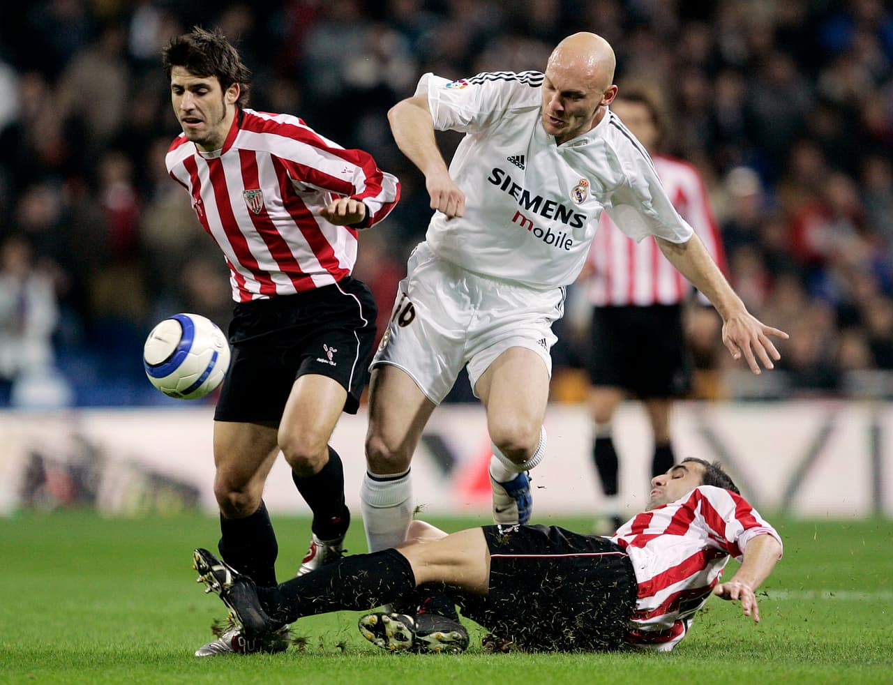<b>Thomas Gravesen – Mediocampista</b>– Comenzó su carrera en el Real Madrid en enero de 2005 y tras problemas con su actitud y algunos despidos en el club, Gravesen tuvo que decir adiós a los Galácticos en Agosto de 2006.