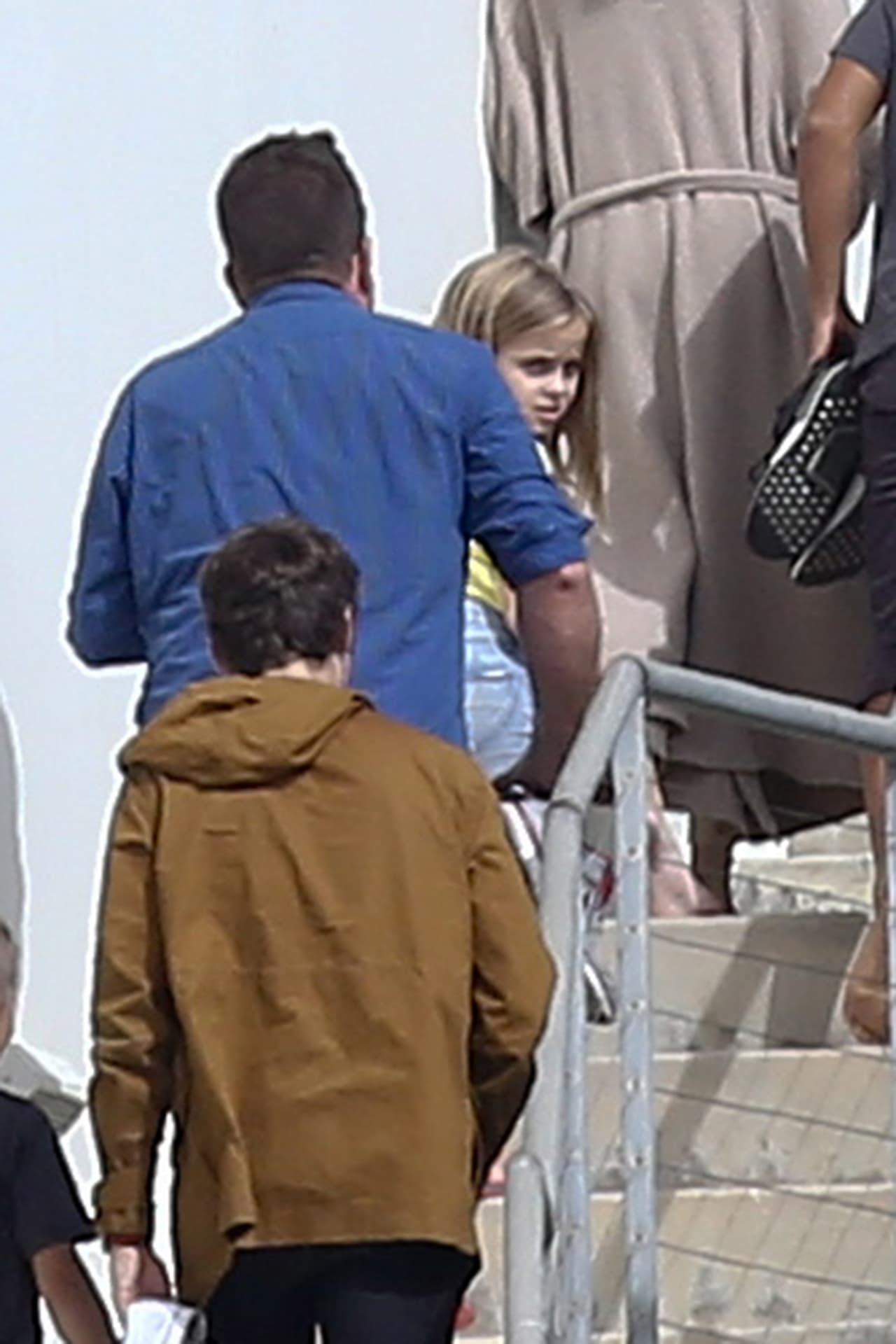 Tras ella sus seis hijos y su hermano James.