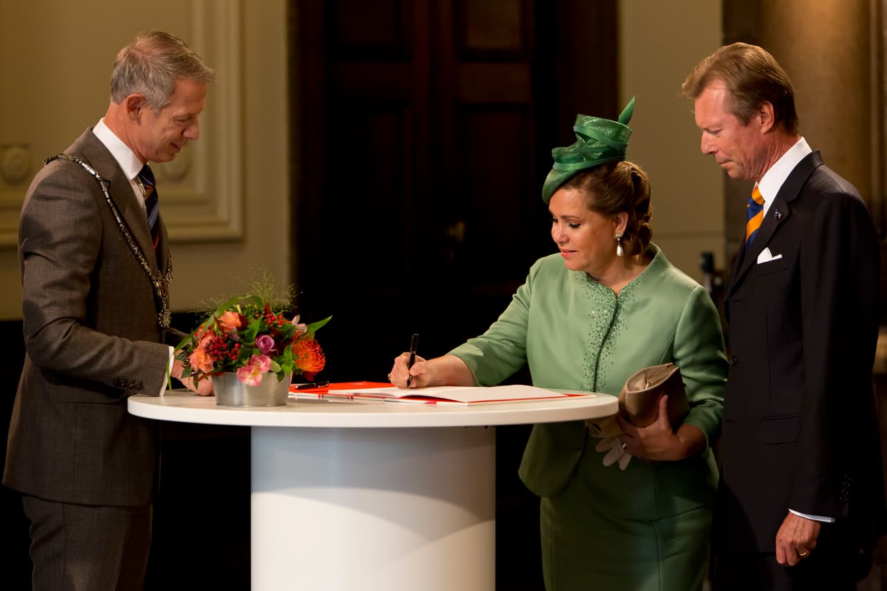 El duque recordó los numerosos proyectos sociales en los que está involucrada la gran duquesa, entre ellos citó la lucha contra la dislexia y la violencia sexual, la situación de los menores encarcelados en África, el desarrollo de la microfinanciación y la educación de las jóvenes y las mujeres.