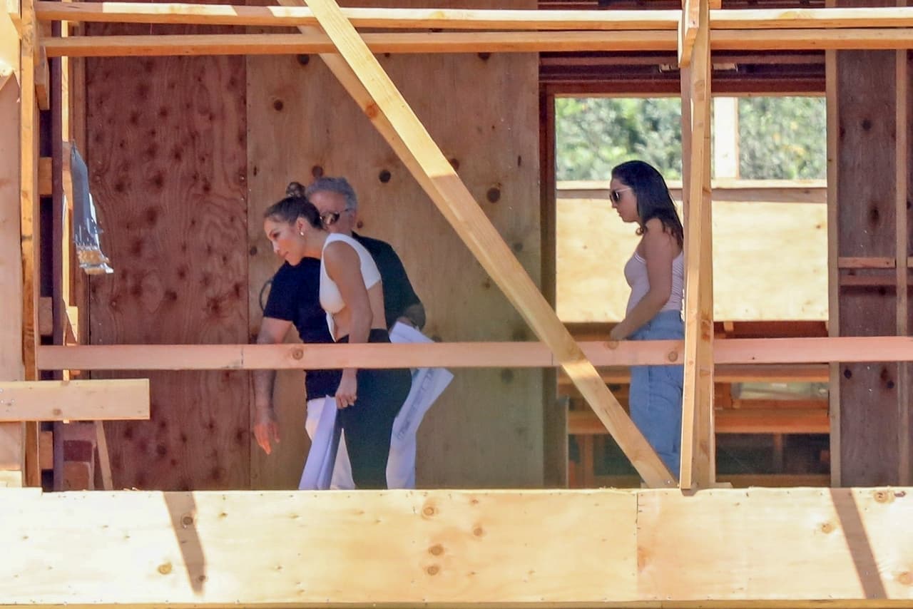 Según ese medio, no está claro si la casa sin terminar es un proyecto en el que está involucrada dando instrucciones sobre los toques finales, pero parecía muy interesada en la propiedad. 
<br>