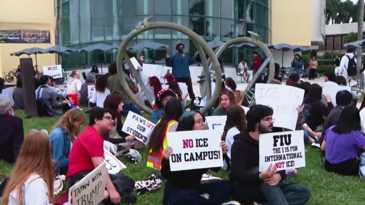Estudiantes de Universidad Internacional de Florida protestan en contra de ICE