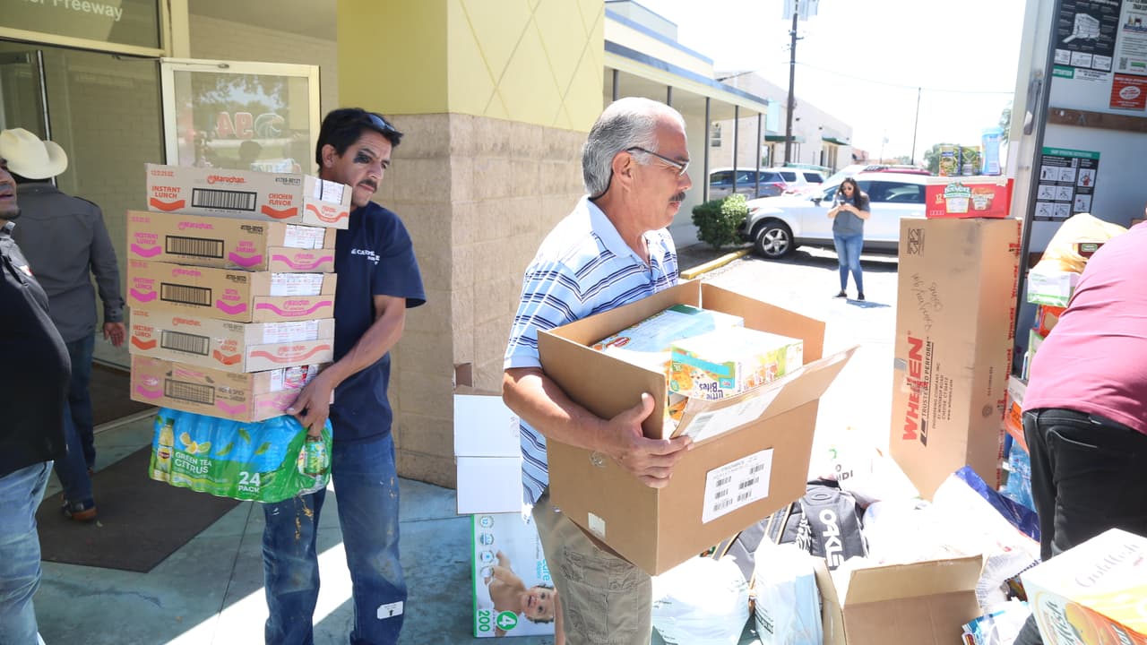 Así se cargo el camión con ayudas para los damnificados en Houston por radioescuchas y 'El Bueno, La Mala y El Feo'.