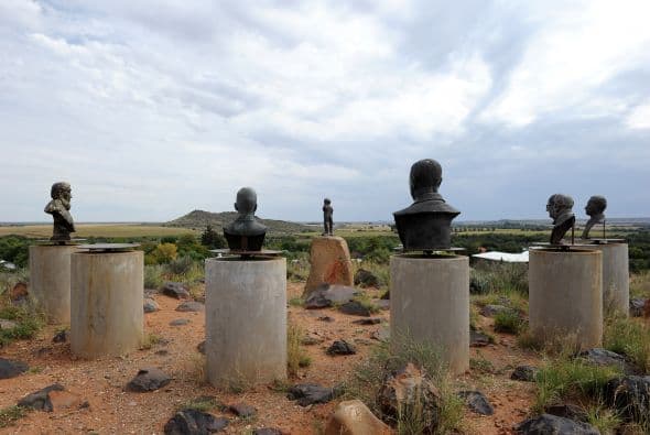 Esta foto refleja estatuas de héroes apartheid ubicado en la ciudad de Orania. Orania es la única ciudad puramente blanca ubicada en Sudáfrica, fundada en la Provincia Septentrional del Cabo.