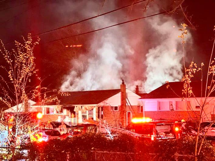 El fuego terminó con la celebración de al menos una docena de personas, que fueron desplazadas.