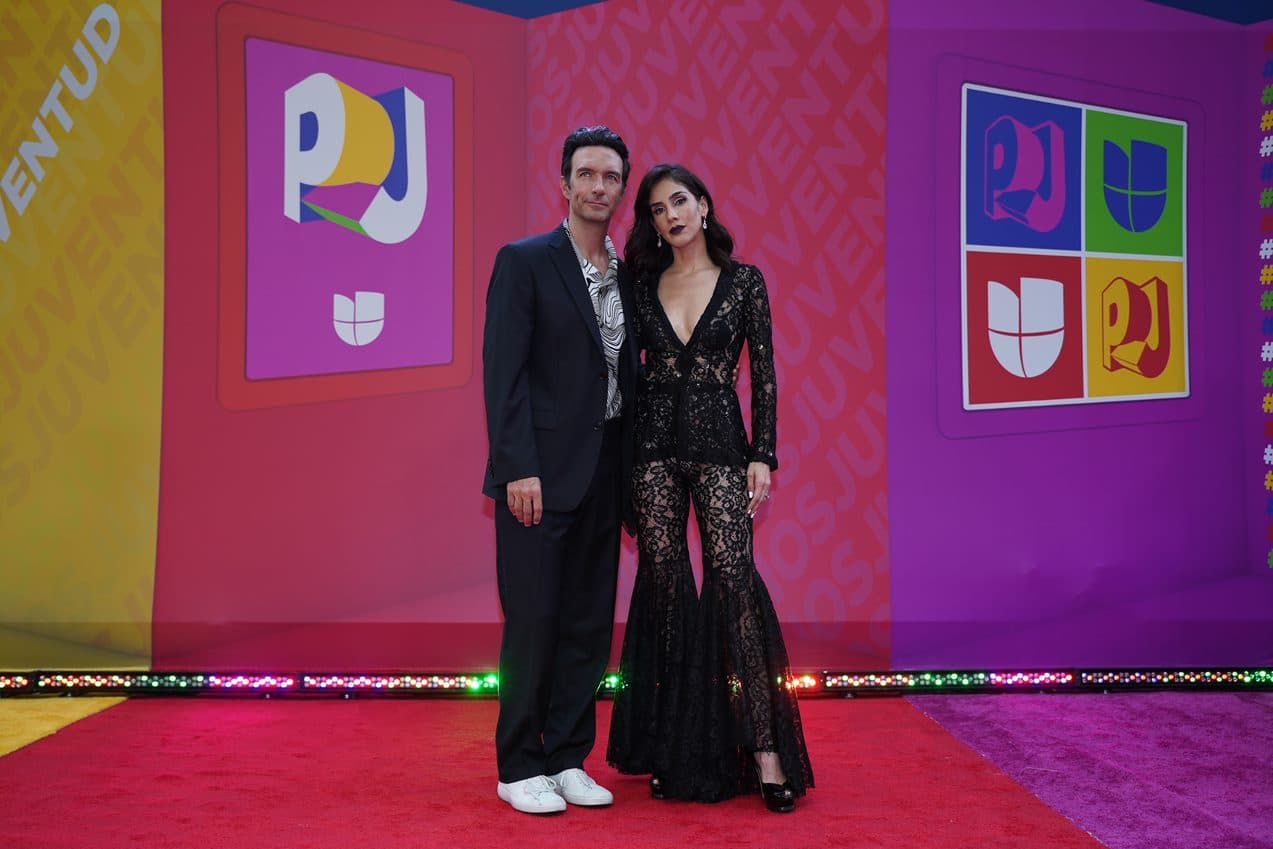 Su pareja Leonardo de Lozanne la acompañó con un look casual.