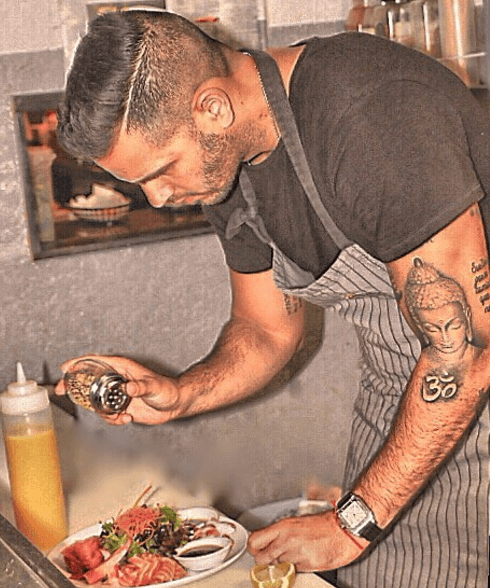 ¿Quién no querría tener un chef como él en casa? Cada platillo lo prepara con mucho amor.