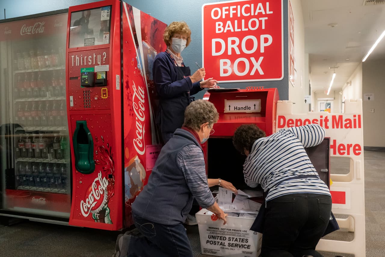 <b>Récords en la participación electoral</b>. La cantidad de votantes el 3 de noviembre de 2020 fue la más alta de la historia, especialmente en el voto anticipado y por correo. En abril 
<a href="https://www.univision.com/noticias/factchecking-camino-al-juicio-politico-con-estas-frases-falsas-y-enganosas-trump-llevo-sus-seguidores-a-las-puertas-del-capitolio-cronologia-impeachment"><u>Trump había dicho sin pruebas que el voto por correo era fraudulento</u></a>, cuando se preveía que sería la forma de votación preferida por la mayoría a causa de la pandemia. En la fotografía, varias trabajadoras electorales recolectan boletas entregadas por correo que fueron depositadas en un centro electoral de Vancouver, estado de Washington.
