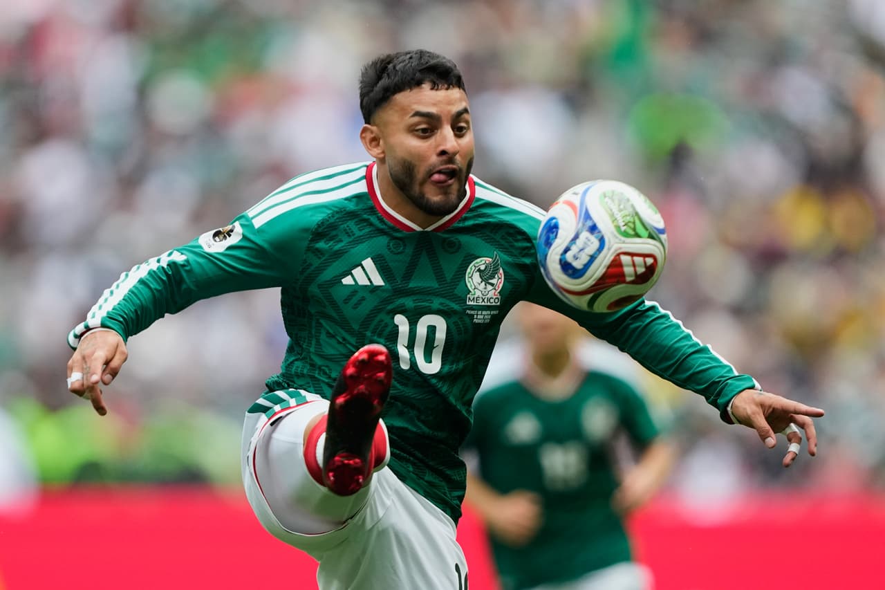 El mexicano Alexis Vega controla el balón durante el partido de fútbol del Grupo A de la Copa del Mundo entre México y Sudáfrica en Ciudad de México.