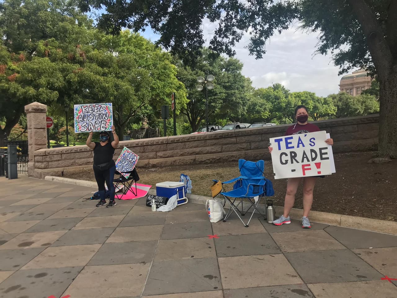 La TEA anunció que a los padres se les permitiría elegir si los estudiantes regresan a la escuela o se inscriben para el aprendizaje en línea. La agencia también ha dicho que se requerirá el examen STAAR, un examen estandarizado exigido por el estado, para el año escolar 2020-21.