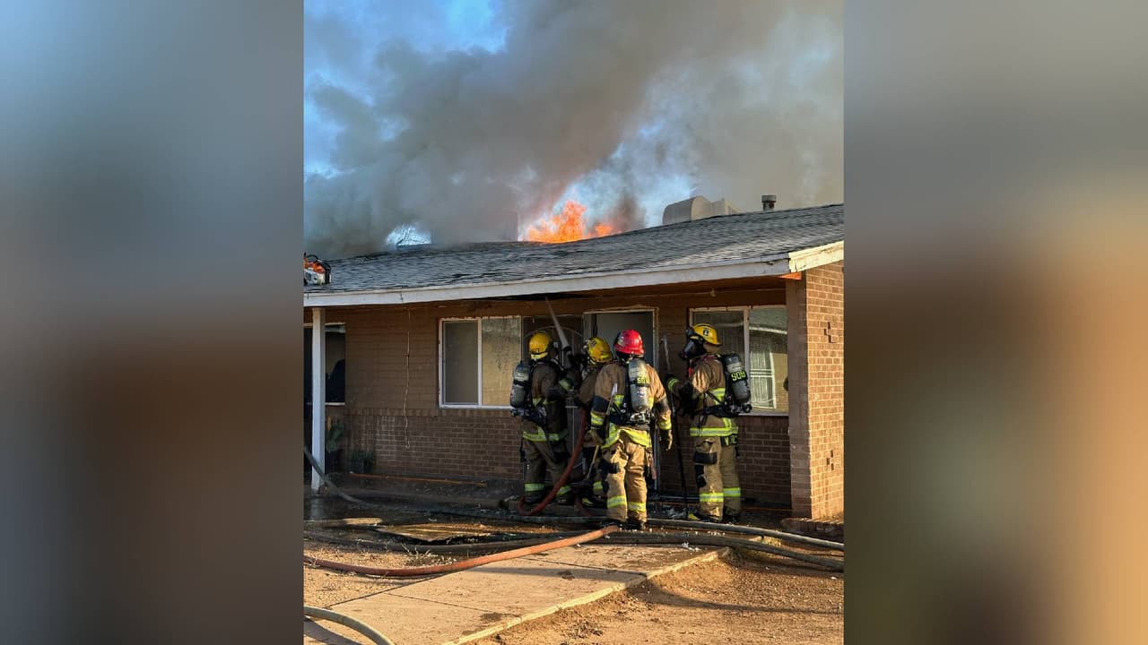 Ningún bombero resultó herido durante las operaciones. Un hombre adulto fue atendido en el lugar por inhalación de humo y trasladado al hospital.
