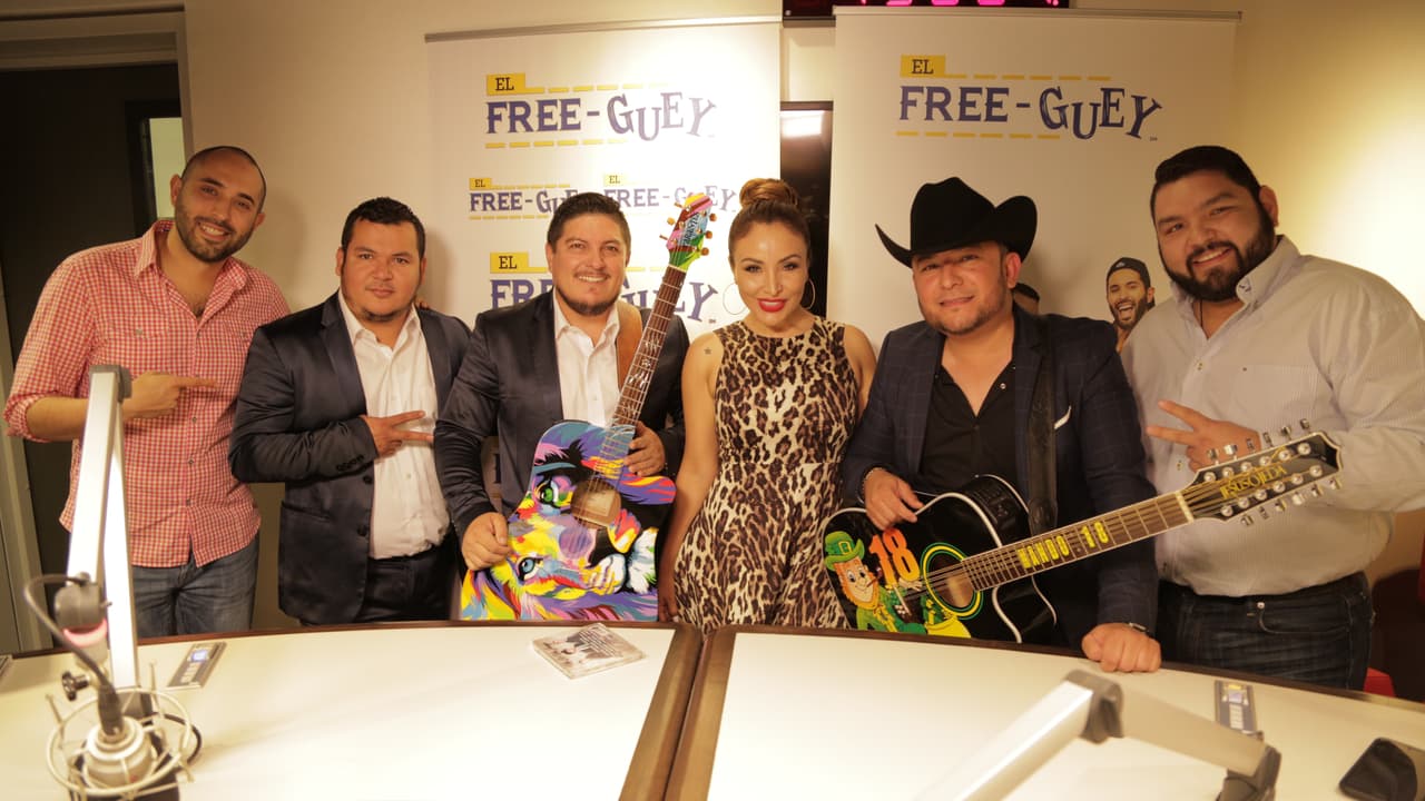 El Compa Ivan, El Tambochi y La Bronca se tomaron fotos, cantaron y hablaron de todo un poco con el compositor sinaloense.