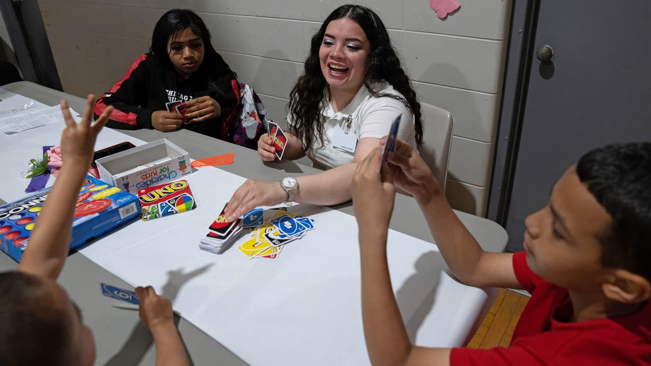 "Necesito a mi mamá": un bus viaja decenas de millas cada mes para reunir a niños con sus madres en prisión