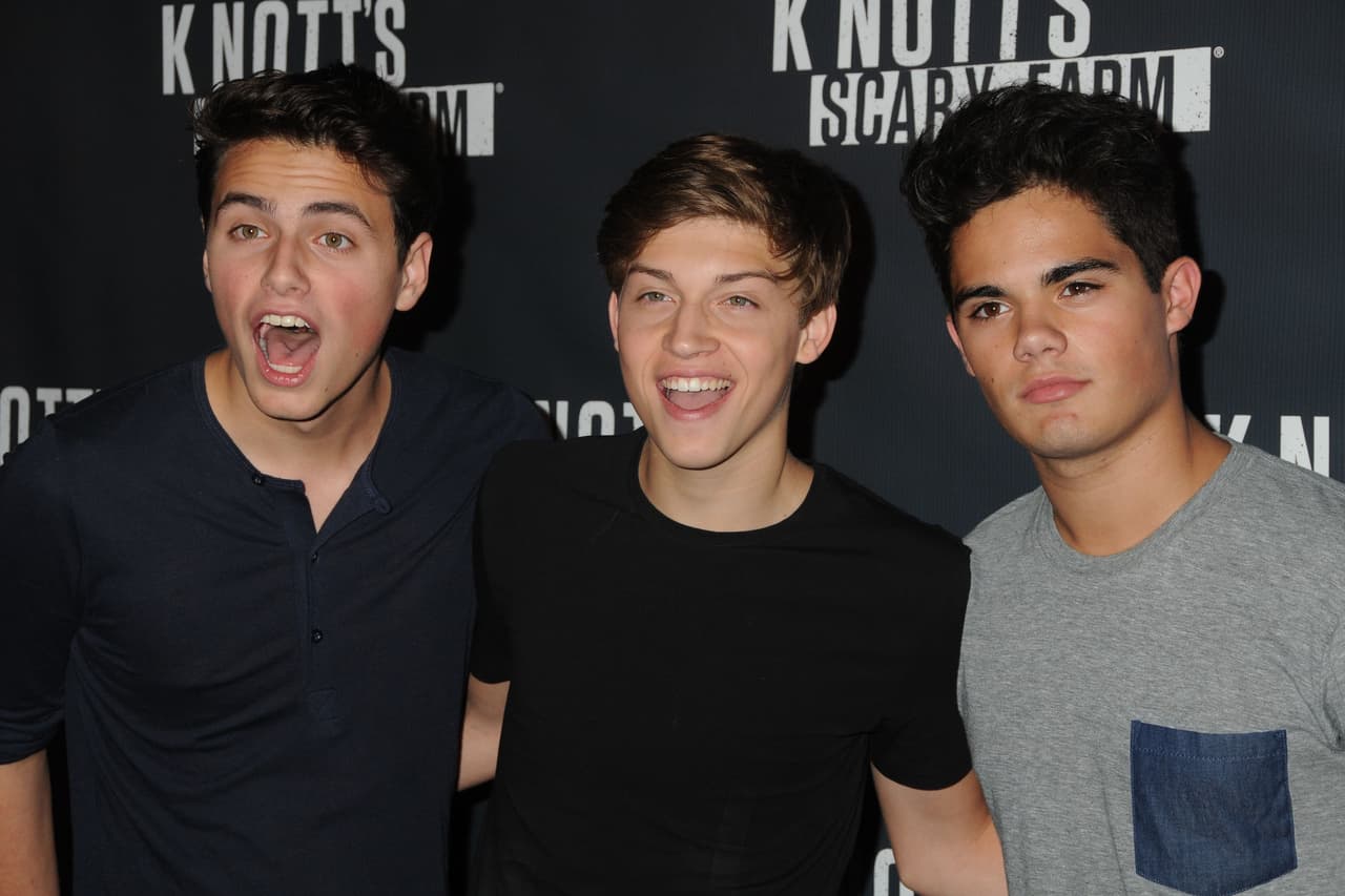 García alega que en 2014 Harte organizó para la banda una "sesión de composición" de 2 noches, en la que 
<b>no estuvieron presentes los padres</b> de los integrantes. 
<br>