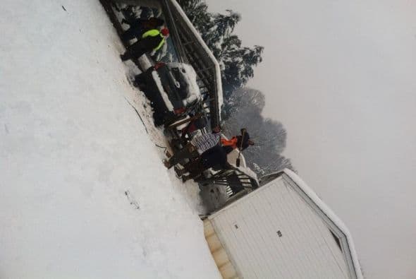 Manuel million plasmó esta imagen de varias personas tratando de remover la nieve de una cochera en North Carolina.