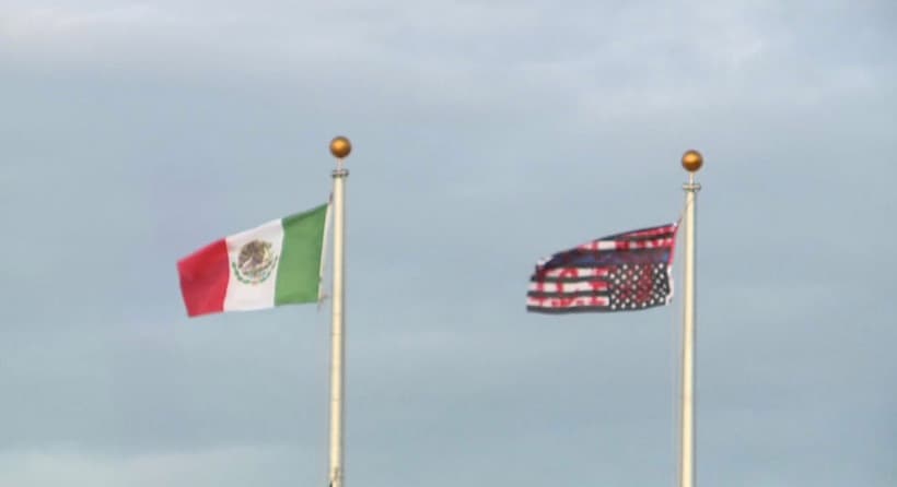La bandera mexicana y la insignia estadounidense colocada"al revés" con el mensaje de "cierren los ICE".