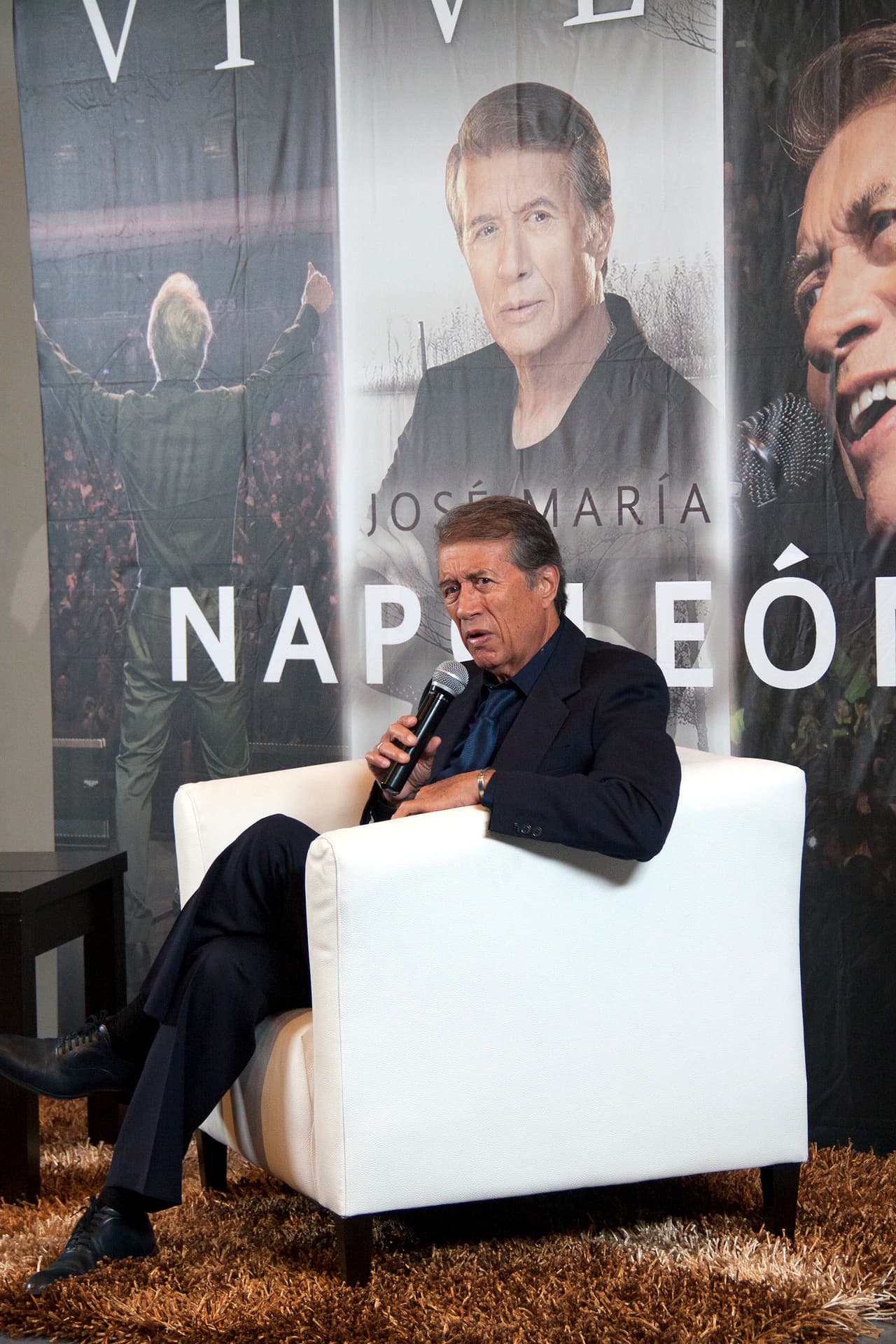 José María Napoleón se enorgullece de haberse mantenido fiel a sus principios y no olvida su origen humilde, de donde extrajo la determinación necesaria para transmitir su mensaje más allá de cualquier frontera.