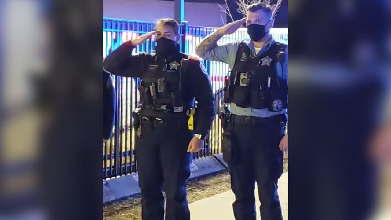 Al momento en que el agente salió del hospital, los oficiales despecharon al policía con un saludo.