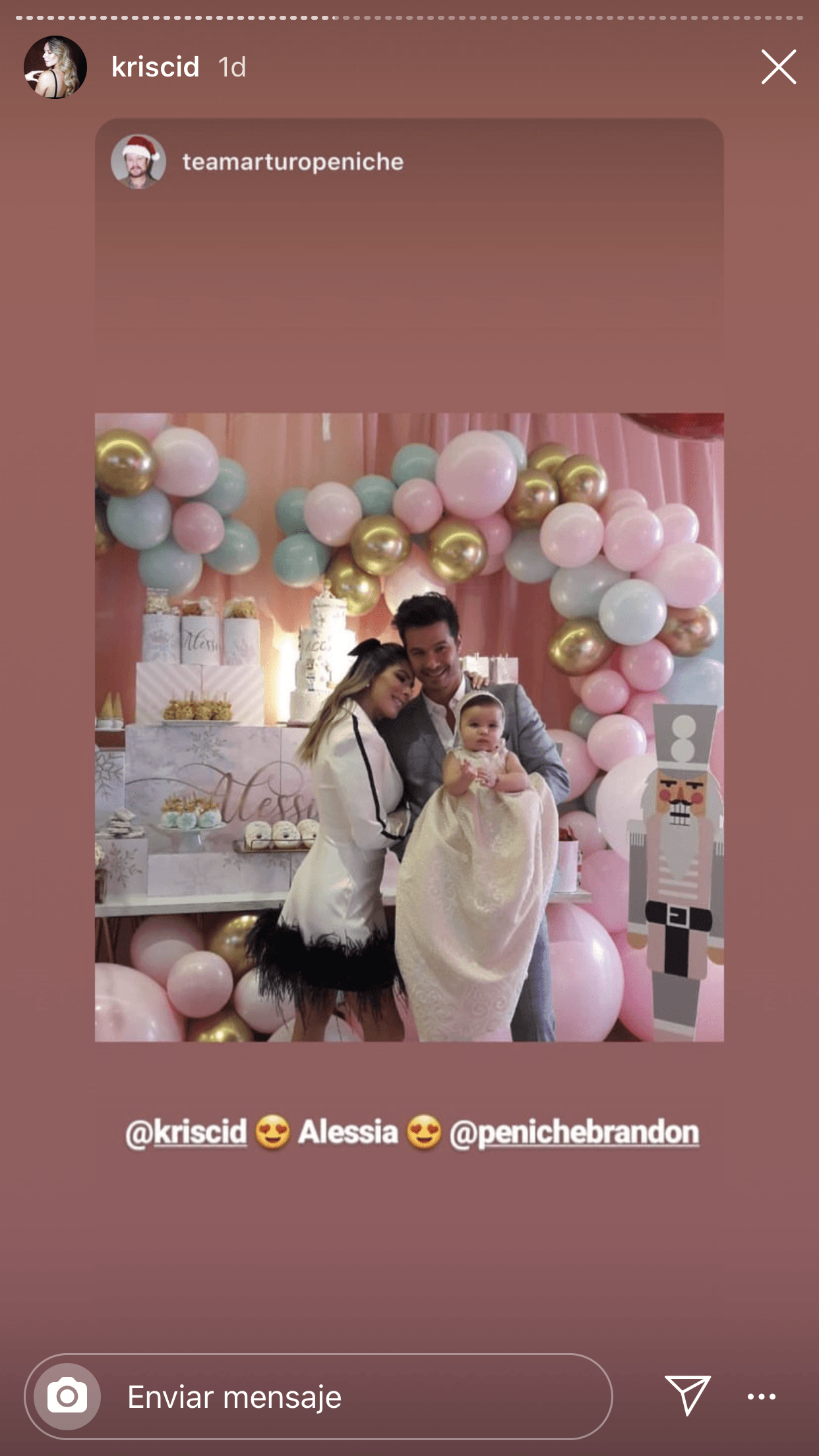 El pasado fin de semana, el actor y conductor 
<b><a href="https://www.univision.com/famosos/la-nieta-de-sharis-cid-se-ha-vuelto-mas-inquieta-y-la-actriz-dice-que-urge-que-la-bauticen-video">Brandon Peniche y la empresaria Kristal Cid</a></b> bautizaron a su pequeña Alessia, de un año.