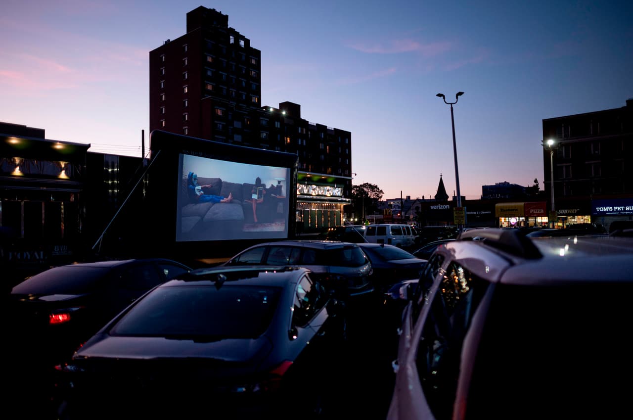 Los dueños dicen que el autocine ha sido tan exitos, que han empezado a contratar a trabajadores que tuvieron que despedir por la pandemia.