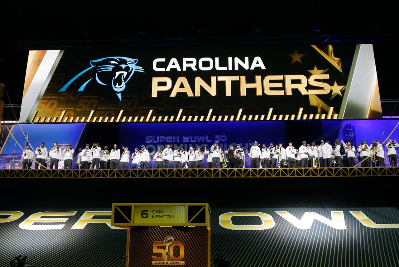 Presentación de los campeones de la Conferencia Nacional durante el Opening Night del Super Bowl 50.