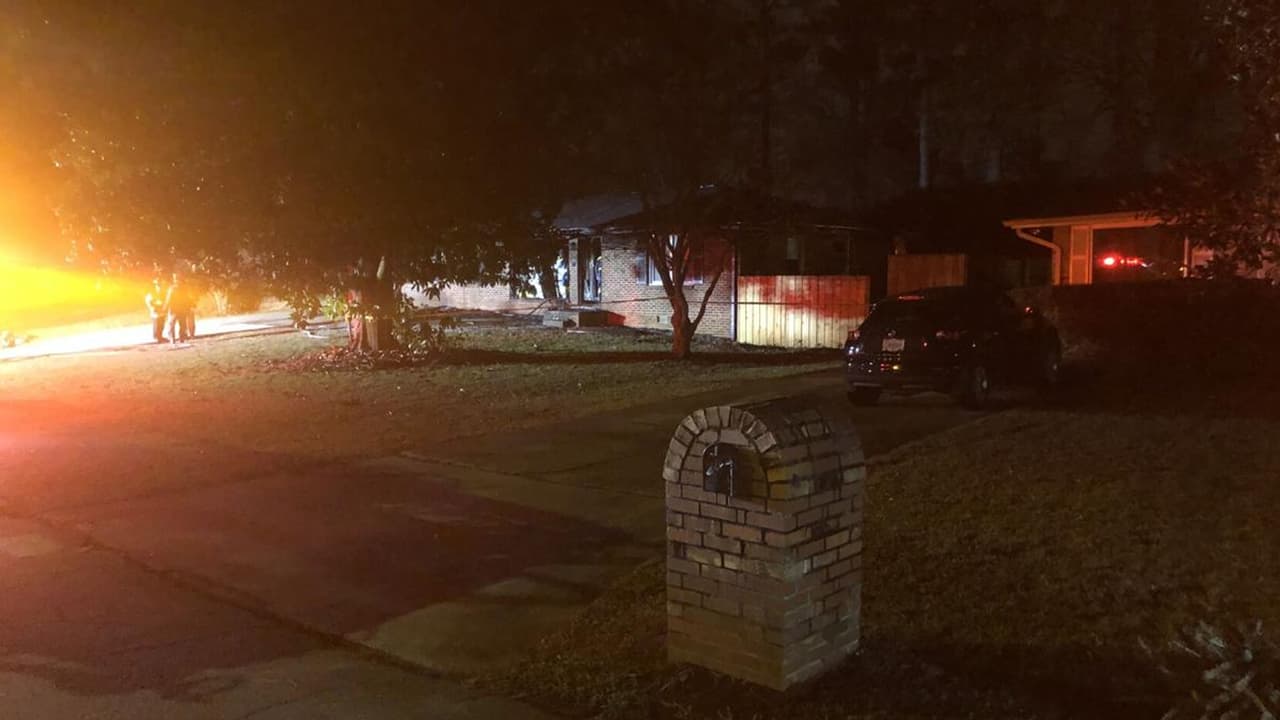 Los cinco fallecidos fueron hallados dentro de la habitación principal.