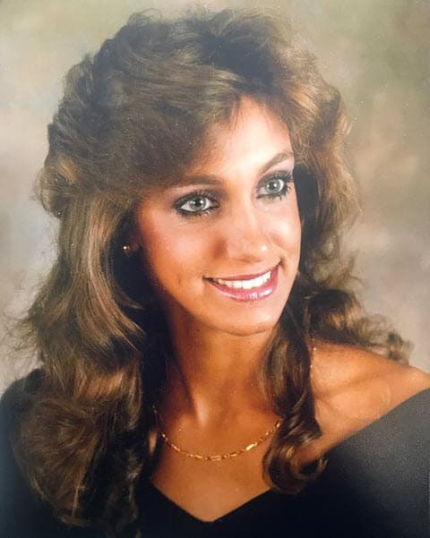 "¡Del baúl de los recuerdos! Tremendo #TBT ¡OMG! Cómo pasa el tiempo, miren por favor el peinado. Coral Park High School", escribió.