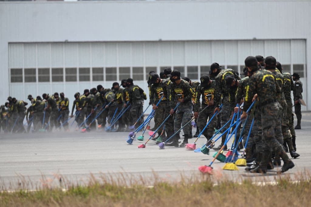 <b>Un ejército de cepillos. </b>Durante las últimas semanas ha sido frecuente ver muchos cepillos en las calles para tratar de despejar la abundante ceniza del volcán.