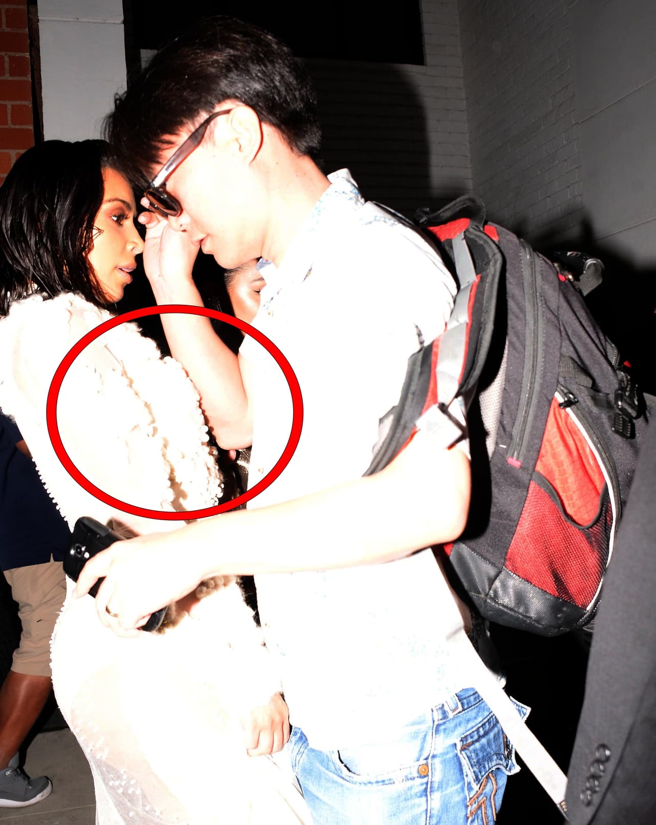 Las fotografías tomadas desde un ángulo en especial muestran que sí hubo contacto corporal, pero Kim Kardashian puso un tweet en que lo negó: “un tipo al azar que caminaba cerca casi chocó contra mí, pero terminó por golpear el parquímetro. No me atacó. ¡Espero que esté bien!”.