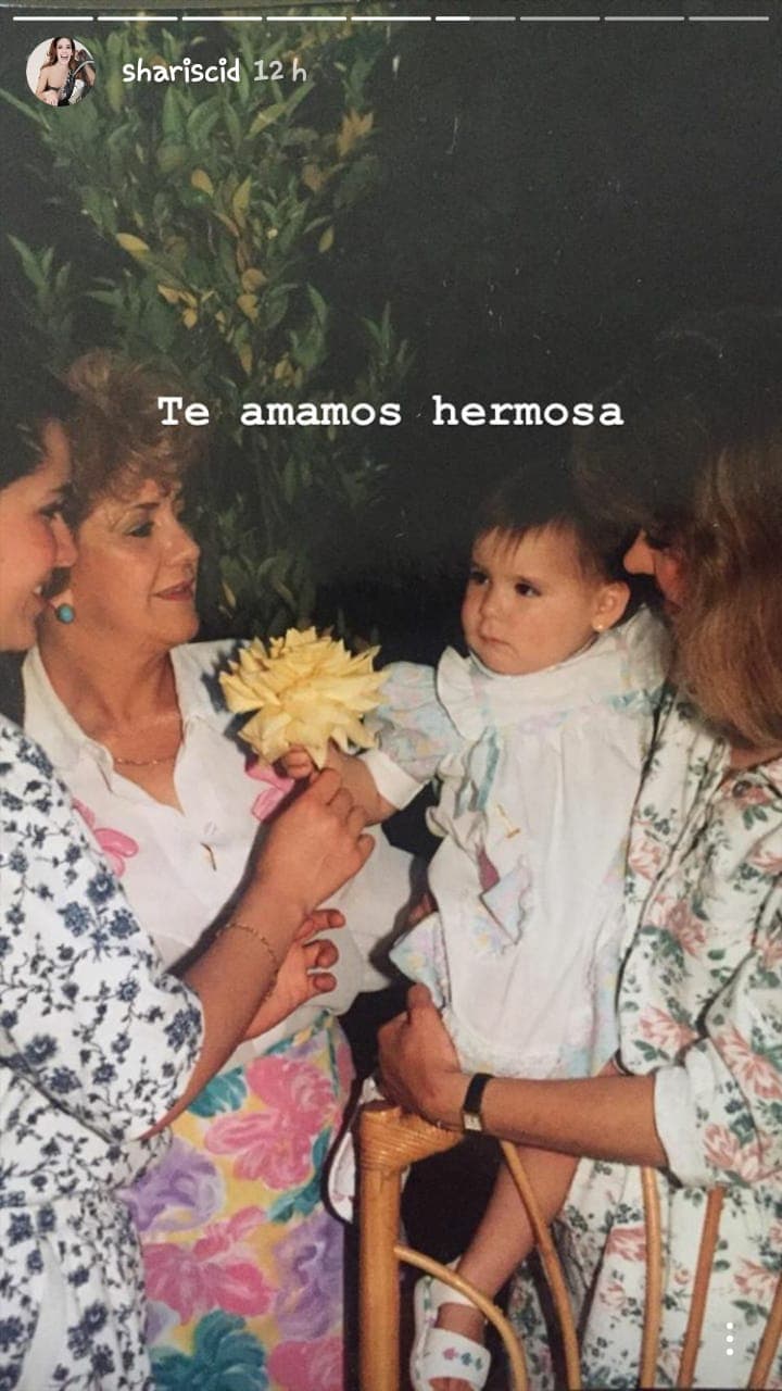 En sus historias de Instagram, Sharis también compartió algunas imágenes con las que recordó a su fallecida abuelita.