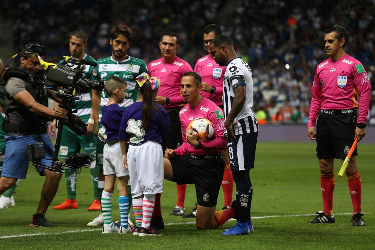 El juego que cerró la Fecha 14 fue disputado la noche del domingo 14 de abril en el Estadio BBVA entre Rayados del Monterrey y Santos Laguna, dos equipos que tienen metas muy distintas al cierre de campaña.