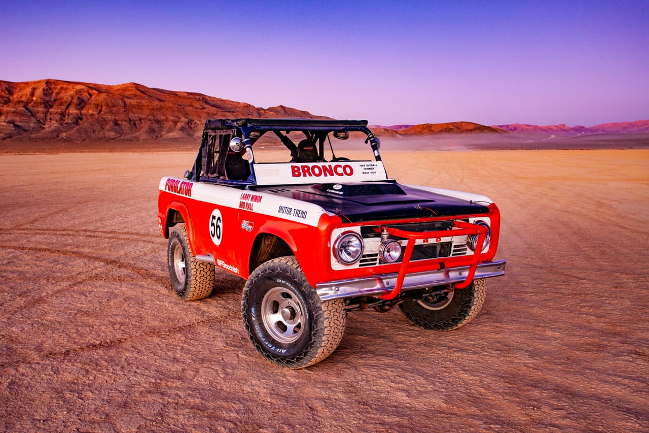 El 2020 coincidió con el aniversario 50 de la histórica y épica victoria de Rod Hall y Larry Minor en la Baja 1000 de 1969 a bordo de un Bronco. Ford no desaprovecho esta oportunidad para rendir homenaje.