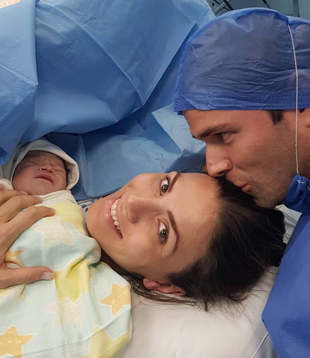 Leoné es hijo de su hermano Jesús y es el primer nieto de la familia, ya que su hermana Alina tiene tres niñas, más las cinco de Jacqueline Bracamontes.