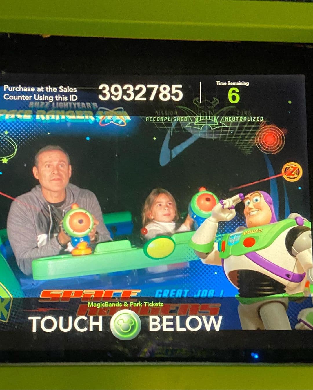 "Finecito donde uno regresa a sentirse como niño. Solo en Walt Disney World. Estas fotos son parte de lo bien que la pasamos", mencionó el conductor de Despierta América en redes sociales.