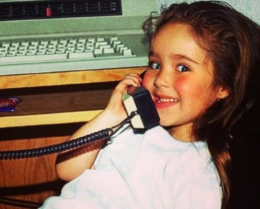 Anahí no se queda nada atrás. La cantante también empezó en el mundo de la televisión siendo apenas una niña.