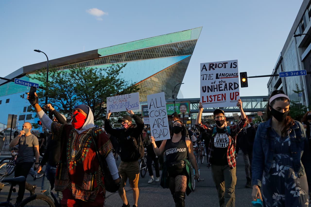 Los manifestantes se reúnen afuera del estadio de fútbol Minnesota Vikings el viernes 29 de mayo de 2020 en Minneapolis.