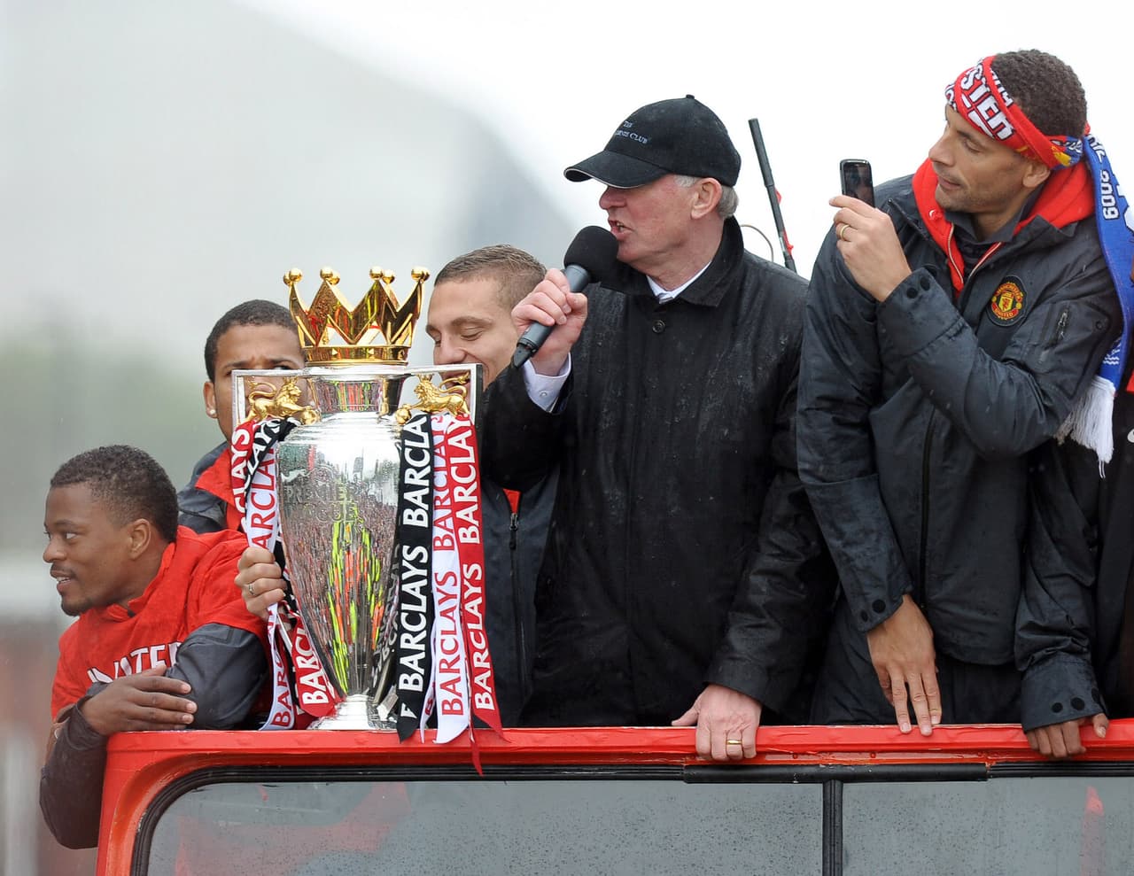 En el mismo año, la Reina Isabel II le concedió el título como Comendador del Imperio Británico.