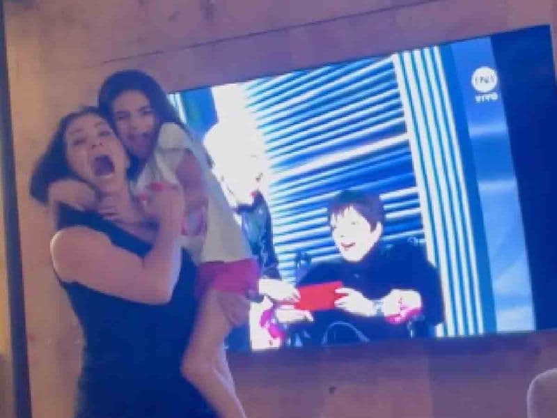 La cantante, desde México, gritaba eufórica ante lo que vivía su marido. 
<b><a href="https://www.univision.com/famosos/alessandra-rosaldo-eugenio-derbez-razon-no-lo-acompano-oscar" target="_blank">No pudo estar con él en los Oscar</a></b> por dos razones: una noche antes dio un concierto en Puebla con Sentidos Opuestos, y además no hubo boleto para ella para la ceremonia, según le dijo a 'Ventaneando'.