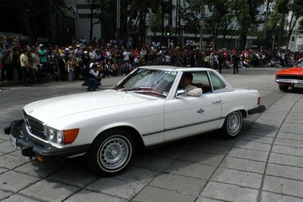 Casi dos mil vehículos clásicos desfilaron por las calles de la Ciudad de México para romper el Récord Guinness de más autos de este tipo en movimiento. Transitaron mil 721 autos, lo que superó la marca de Holanda, cuyo récord era de 948 vehículos. De acuerdo con las autoridades, el paso de estos autos clásicos fue visto por 250 mil asistentes. Circularon autos Datsun 1300, Jaguares, MG 59, Chevrolet apache, Alfa Romeo, Mercury, Porche, entre otros, que atrajeron la atención de capitalinos y visitantes. El paso de los vehículos fue interrumpido por el calentamiento de algunos que se quedaron en el camino y provocaron “cuellos de botella”; sin embargo, los organizadores confiaron en que los vehículos llegarían a la meta.