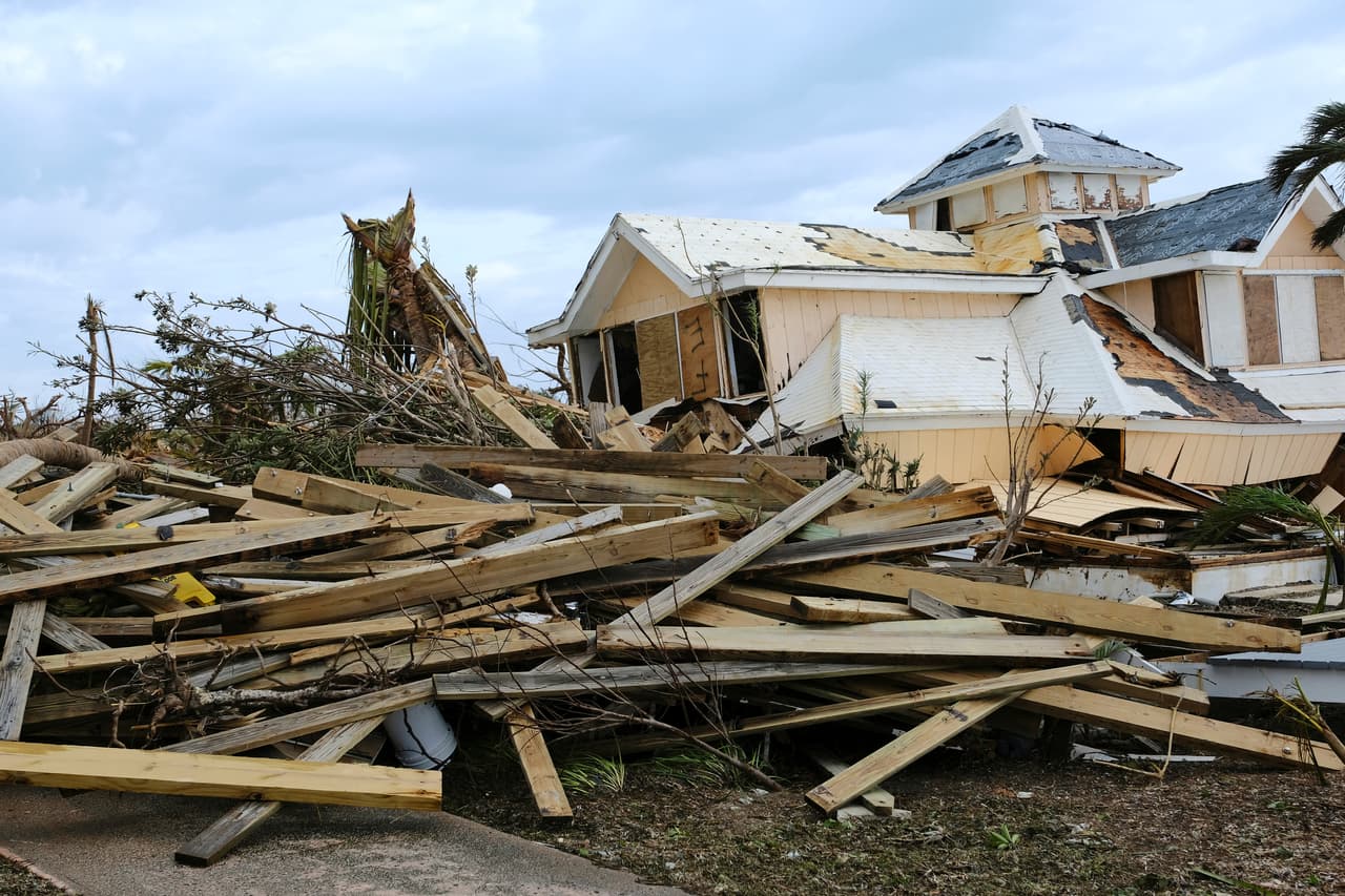 Todo en ruinas, pocas estructuras en pie. El azote del poderoso ciclón a las islas durante más de 24 horas fue implacable y fulminante.