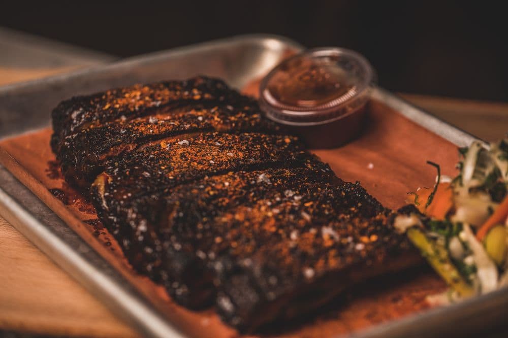 <b>The Lucky Well - Spring Arts</b>
<br>Dirección: 990 Spring Garden St Philadelphia, PA 19123
<br>Teléfono: (215) 646-4242
<br>Sitio web: 
<a href="https://philly.theluckywell.com/">https://philly.theluckywell.com/</a> 
<br>
<b><a href="https://www.yelp.com/map/the-lucky-well-spring-arts-philadelphia">Cómo llegar</a></b>
<br>
<br>Una usuaria de Yelp dijo: “Gran lugar para BBQ que tiene un patio trasero interior con mesas de picnic y un pequeño bar”.