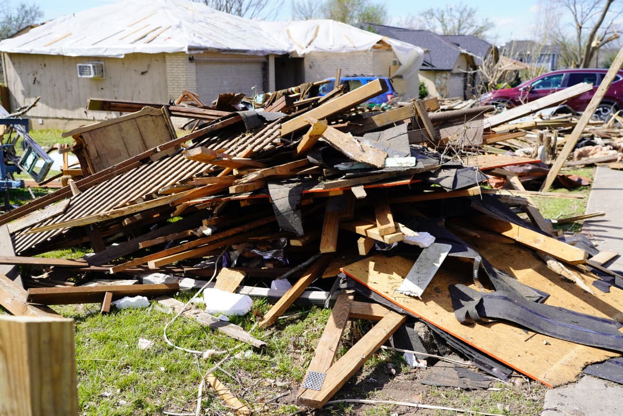 Los residentes quienes perdieron sus contenedores de basura les darán un remplazo próximamente.