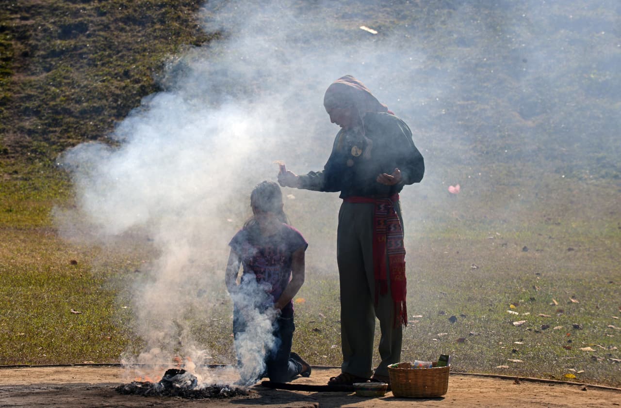 La persona que va a hacerse una limpia debe estar conectado con el shaman o sanador, explicando su objetivo. Es una breve ceremonia, pero en la que la persona debe estar en silencio obedeciendo las instrucciones del sanador espiritual.