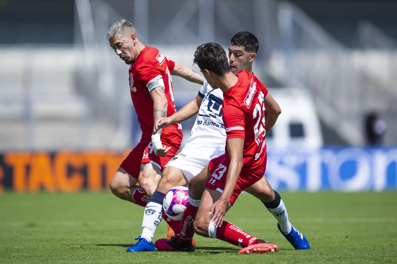 Estrada se escapa, tira cañonazo y Talavera la manda a tiro de esquina.