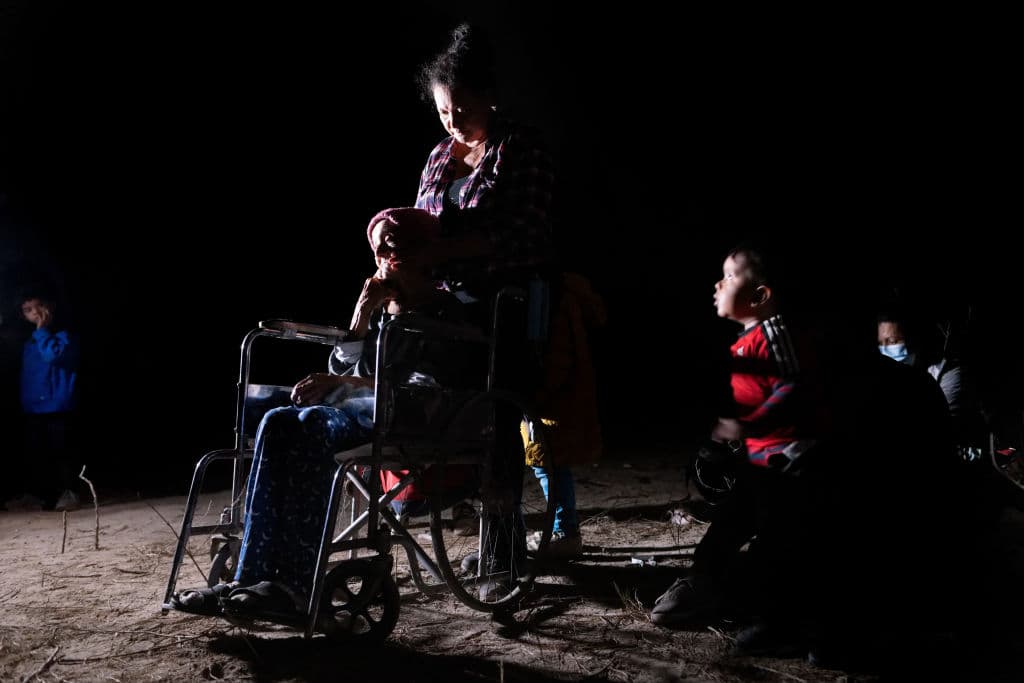 En la imagen, Trinidad y su nieta, rodeadas por otros migrantes, entre ellos al menos dos niños, esperan a ser procesadas por los agentes fronterizos. En los primeros tres meses de 2021, el Instituto Nacional de Migración de México reportó la detención de 
<b>31,492 migrantes que buscaban llegar a EEUU</b>.