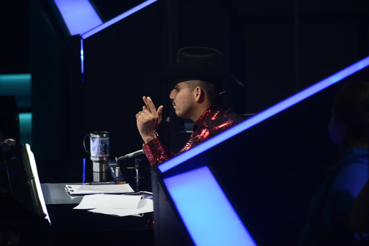 Pero él no fue el único que tuvo un acercamiento con la bella conductora.