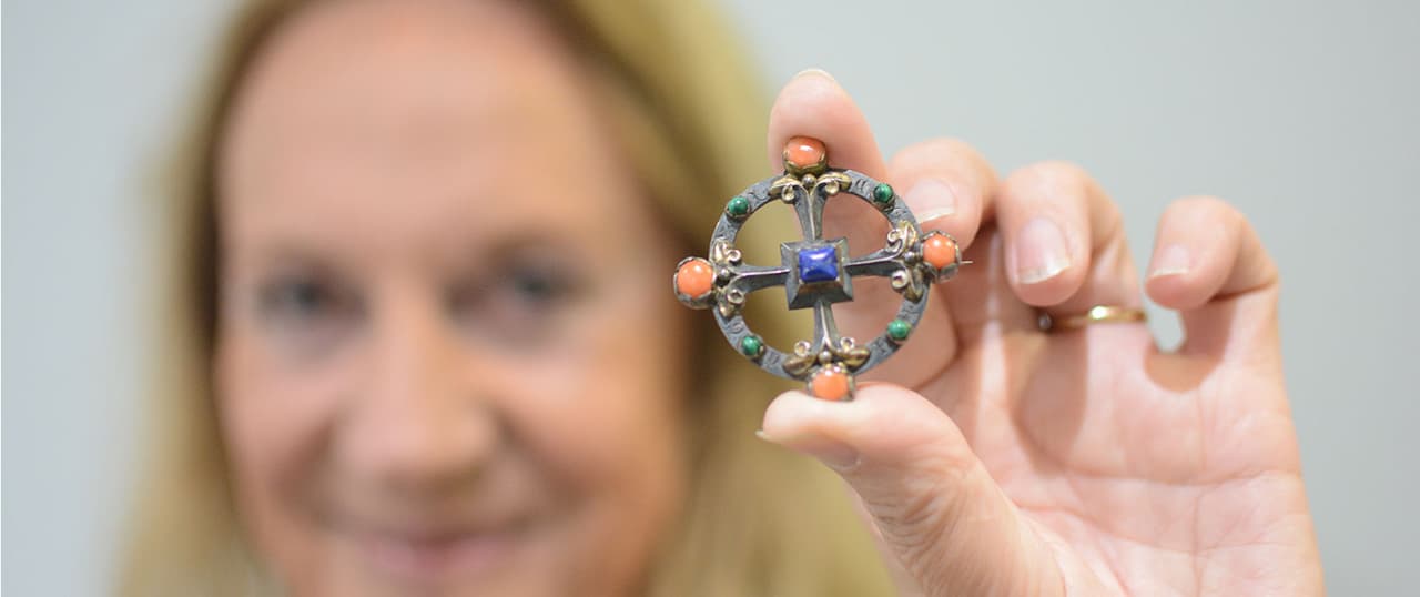 Compró un broche antiguo por menos de $25 y tres décadas después se enteró que su valor asciende a $19,000