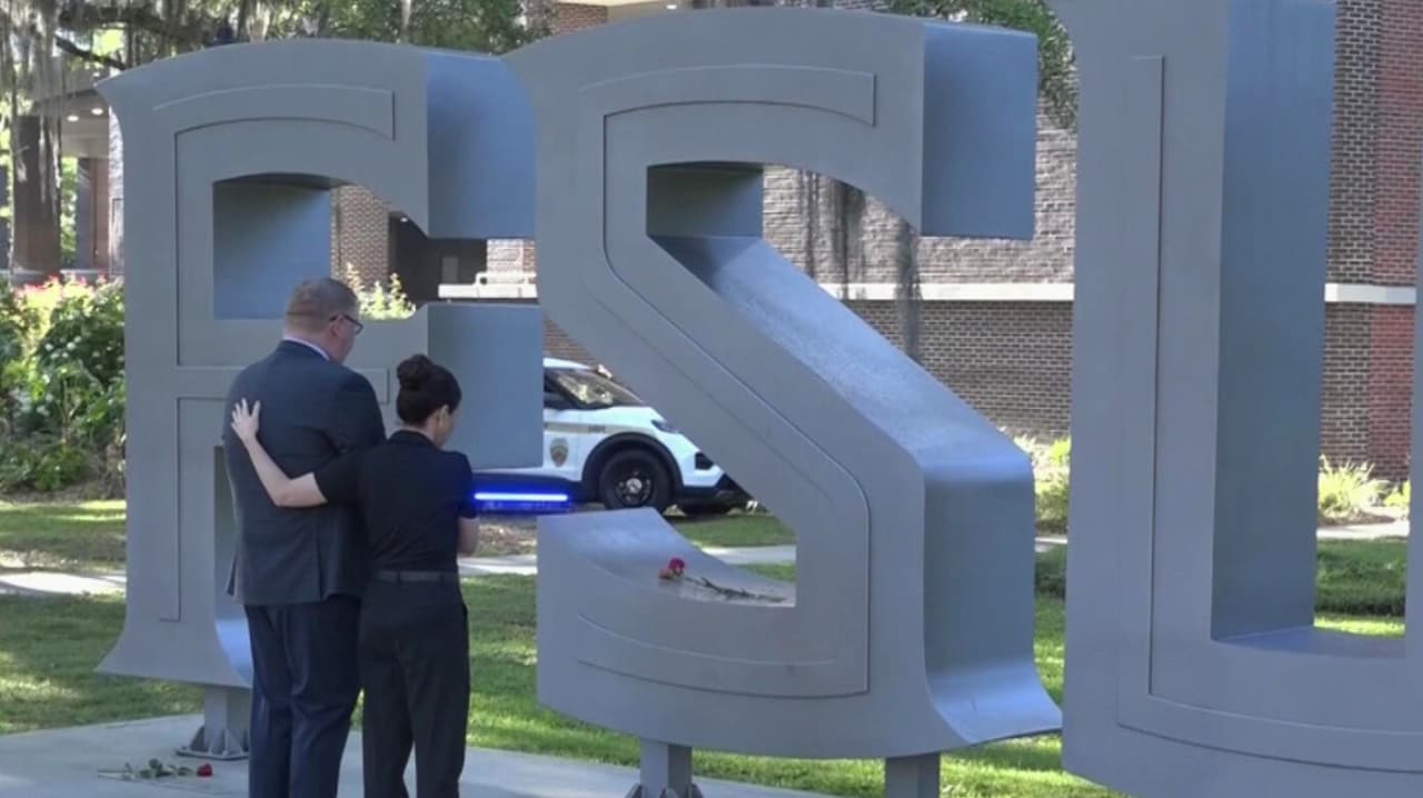 Vigilia por víctimas en FSU mientras investigan uso de ChatGPT en tiroteo